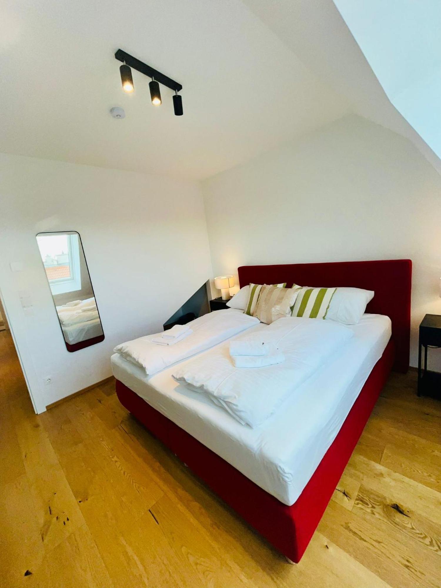 Orestaliving - Penthouse With Designer Renovation Wenen Buitenkant foto